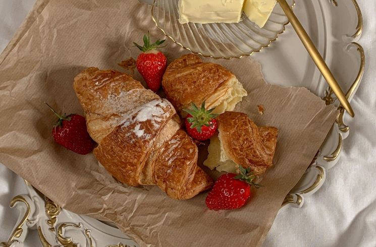 Mau Nongkrong Cantik sambil Jajan Croissant Enak? Berburu Promo di Cafe-Bakery Ini yuk!