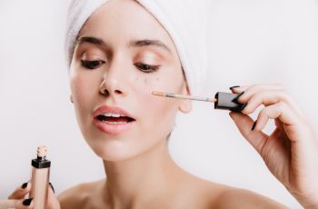 Cara Cepat Mengatasi Dark Spot di Wajah, Cukup Pakai 2 Teknik Base Makeup