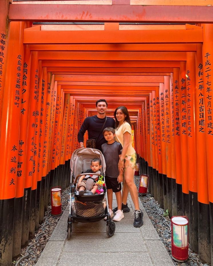 Jessica Iskandar bersama suami dan anak-anaknya (Instagram/inijedar)