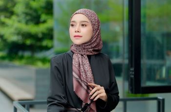 Jalan-Jalan Naik Kereta, Lesti Kejora Pakai Outfit Serba Prada