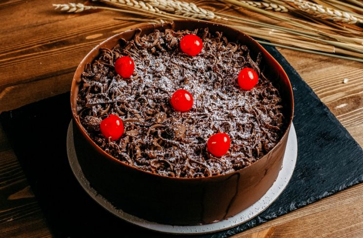 Sajian kue black forest untuk Natal (Freepik/KamranAydinov)