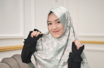 Happy Asmara Anggun Berhijab, Gaya Busananya Langsung Panen Pujian