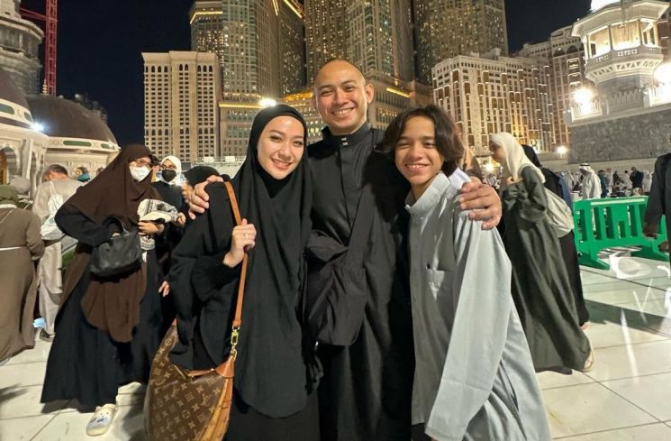 Intip 5 Gaya Hijab BCL di Arab Saudi, Lebar Bercadar hingga Turban Style
