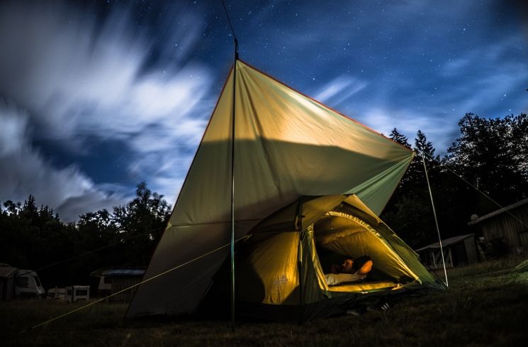 Ilustrasi tidur di dalam tenda saat berkemah (Pixabay/Ben Frieden)