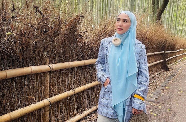 5 Inspirasi Outfit Hijab ala April Jasmine, Gayanya Cewek Kue Banget
