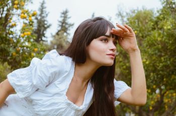5 Zodiak Paling Kepo, Si Paling Harus Tahu Segala Hal