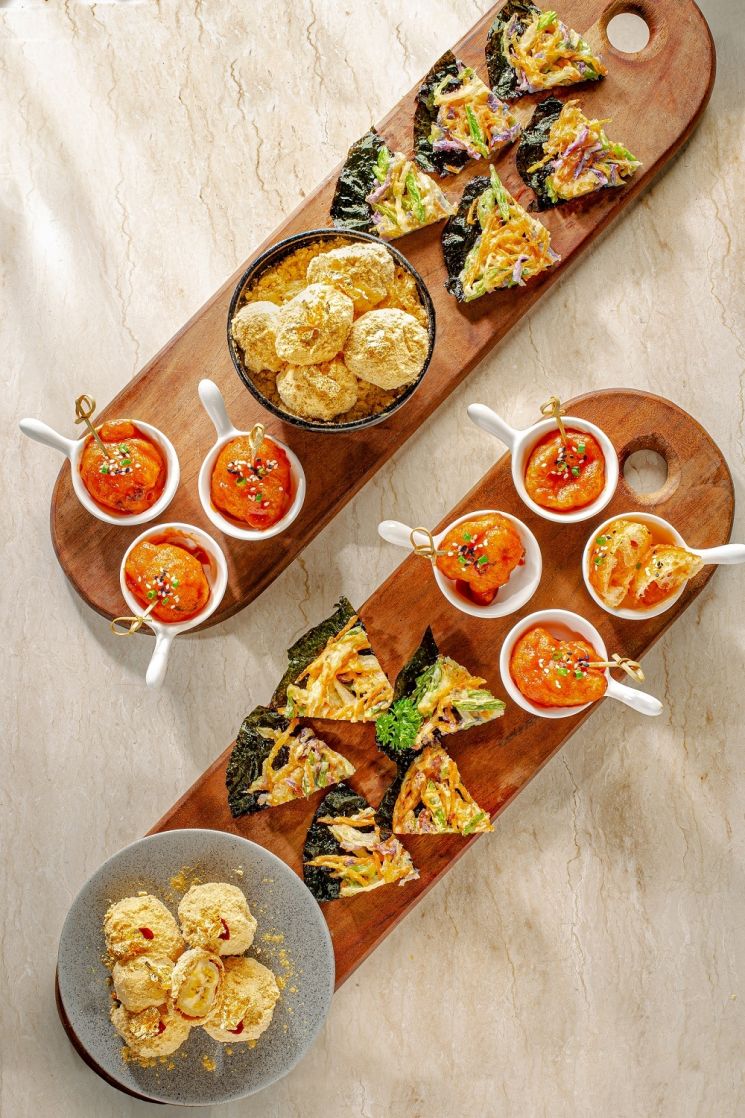 Salah satu contoh hidangan yang dihadirkan dari inspirasi Future Menu adalah Gorengan Platter yang menawarkan sensasi kuliner favorit yang menawarkan ragam hidangan crunchy seperti pisang goreng telur emas, bakwan nori, dan cipokki (cireng tteokbokki). 