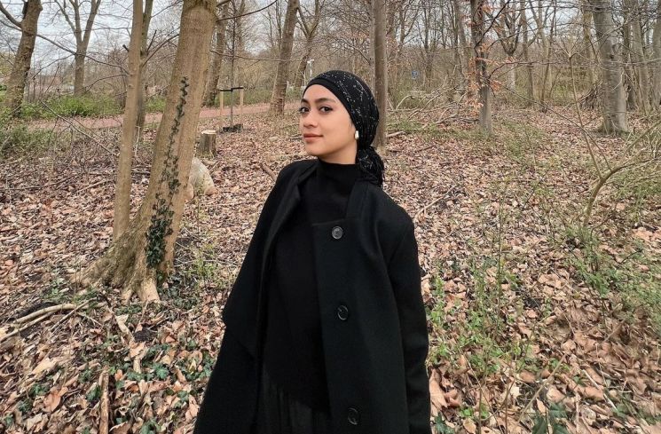 5 Gaya Busana Ayudia Bing Slamet, Hijab Turban Jadi Andalan