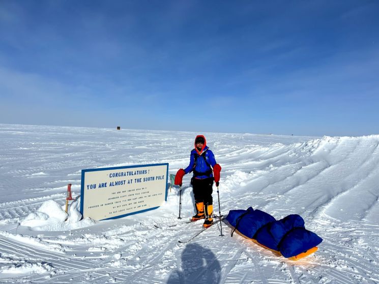 Setelah mengalami sendiri angin dingin yang ekstrem, berjalan tertatih-tatih dengan ski, akhirnya Putri Handayani sampai ke Ceremonial South Pole, Kutub Selatan. (Foto: istimewa)