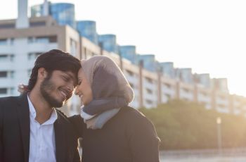20 Tebak-tebakan Gombal Islami, Romantisnya Bikin Pasangan Senyum-Senyum Baper