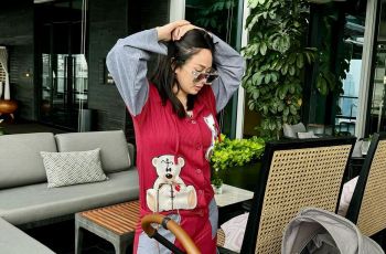 Gaya Simpel Denise Chariesta Momong Anak, Sepatu Pink Unik Bikin Penasaran