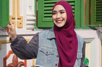 Sontek Gaya Oki Setiana Dewi yang Pakai Crop Top tapi Tetap Syari
