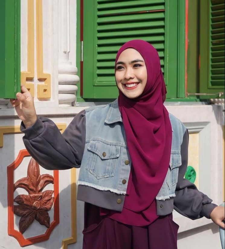 Oki Setiana Dewi pakai Crop Top. (Instagram)