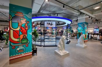 Mau Belanja Sepatu Nyaman dan Trendi? Brand Ini Buka Flagship Terbaru di Senayan City