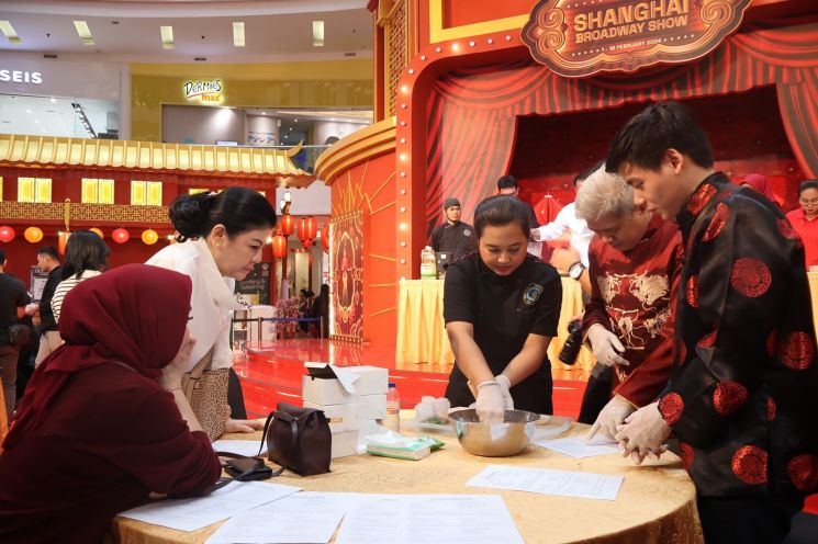 Dumpling Cooking Demo bersama Chef Yongki Gunawan didampingi oleh Rietta Amilia (Mama Rietta) dan Desiree Tarigan (Mamitoko) dan Ferry Irianto, General Manager Mal Ciputra Jakarta, pada Sabtu (3/2/2024). (Foto: Istimewa)