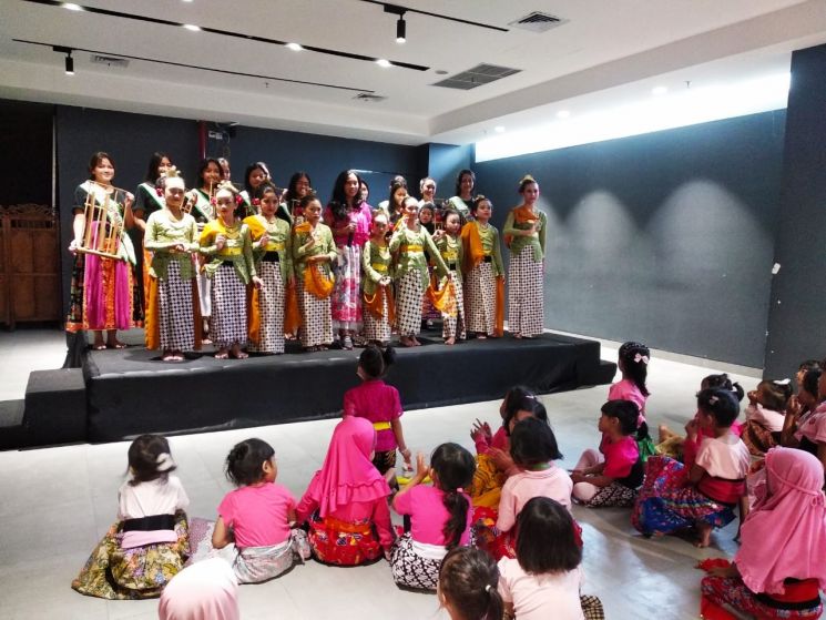 Pendiri Belantara Budaya Indonesia, Diah Kusumawardani Wijayanti diapit para penari cilik saat membuka Sekolah Tari Tradisional Gratis Ke-19 di Pusat Kota Jakarta, Sarinah Thamrin pada Sabtu (3/2/2024). (Foto: Dewiku/Ririn Indriani)