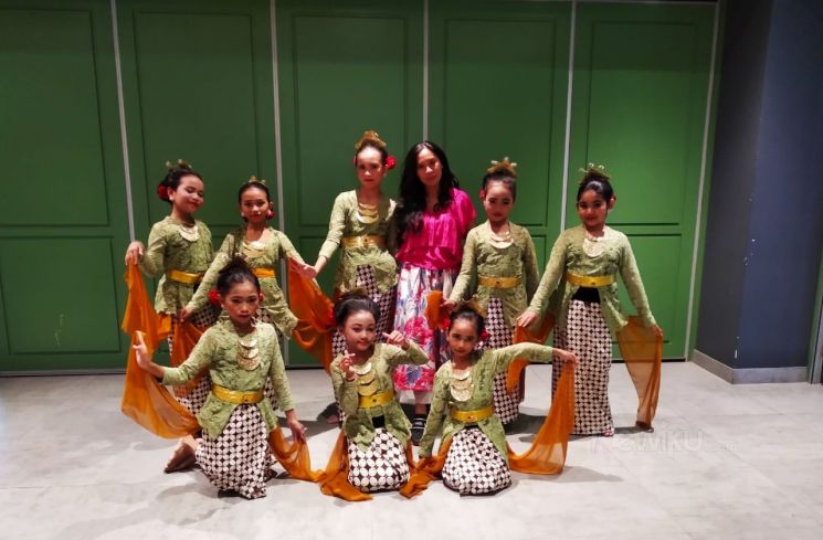 Pendiri Belantara Budaya Indonesia, Diah Kusumawardani Wijayanti diapit para penari cilik saat membuka Sekolah Tari Tradisional Gratis Ke-19 di Pusat Kota Jakarta, Sarinah Thamrin pada Sabtu (3/2/2024). (Foto: Dewiku/Ririn Indriani)
