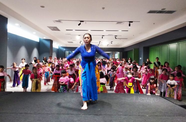 Belantara Budaya Indonesia membuka Sekolah Tari Tradisional Gratis Ke-19 di Pusat Kota Jakarta, yakni Sarinah Thamrin pada Sabtu (3/2/2024) yang dihadiri oleh 200 peserta. (Foto: Dewiku/Ririn Indriani)