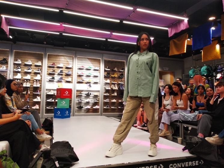 Brand sepatu, Converse, merilis kembali koleksi ikonik Chuck Taylor dalam koleksi De Luxe dengan menambahkan gaya baru, yaitu heel dan wedge sneaker. (Foto: Dewiku/Ririn Indriani)