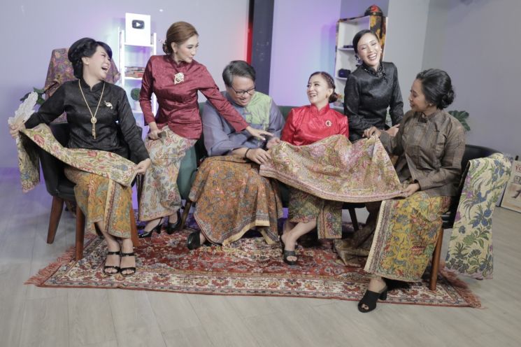 Pemerhati Batik, Dave Tjoa dan Komunitas Perempuan Pelestari Budaya. [Dewiku/Hyoga]