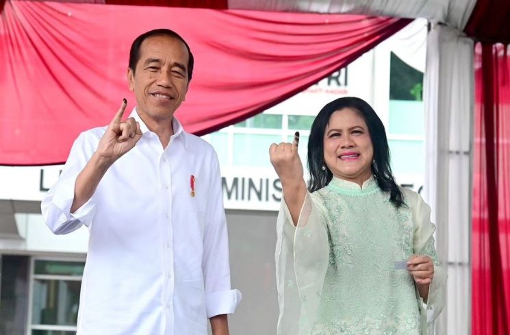 Disuguhi Daging Alot, Momen Jokowi dan Iriana Makan Nasi Kerupuk Jadi Sorotan