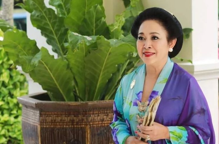 Anggun Berkebaya, Tas Vintage Titiek Soeharto Bikin Penasaran