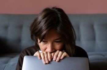 Stop Overthinking! Yuk, Ubah Khawatirmu dengan Afirmasi Positif!
