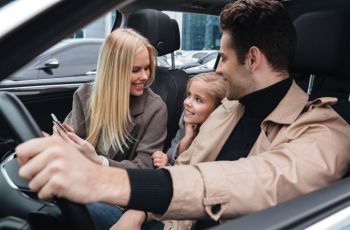 4 Tips Aman Berkendara Bersama Anak, Jangan Abaikan Pentingnya Car Seat!