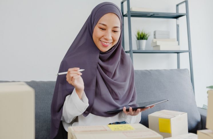 Belanja online untuk persiapan kebutuhan Ramadan dan Lebaran (Freepik/tirachardz)