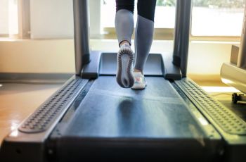 Tetap Olahraga di Bulan Ramadan, Ini Manfaat Berlari di Treadmill