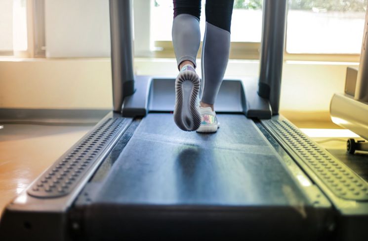 Ilustrasi perempuan olahraga menggunakan treadmill (Pexels/Andrea Piacquadio)