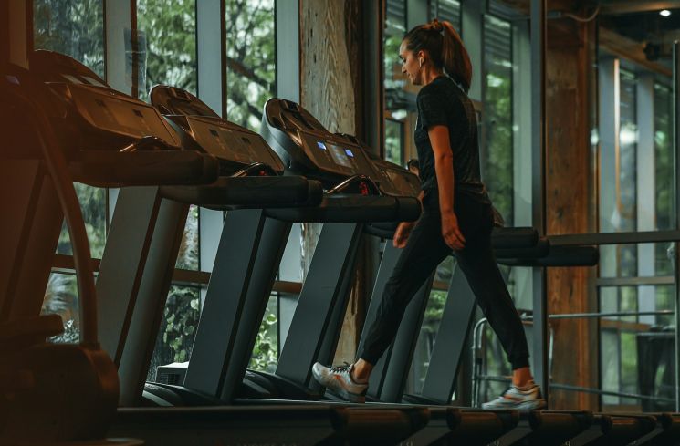 Ilustrasi perempuan olahraga menggunakan treadmill (Unsplash/Mike Cox)