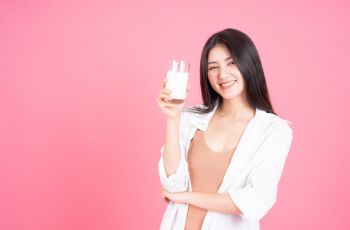 8 Arti Minum Susu, Pertanda Punya Jiwa Keibuan