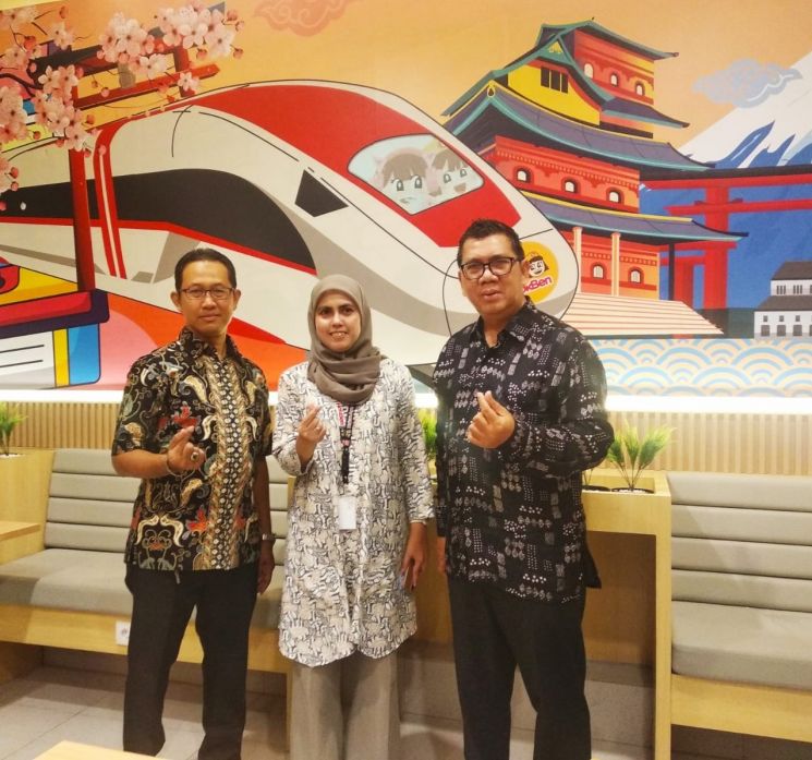Ki-ka: Bintang Setiadi (Regional Manager HokBen), Rema Unisa (Area Manager HokBen Woosh) dan Syamsul Bachri, (Wakil Direktur Operasional HokBen), saat meresmikan Gerai HokBen Stasiun KCIC Halim, Jakarta Timur, Jumat (22/3/2024). (Foto: Dewiku/Ririn Indriani)