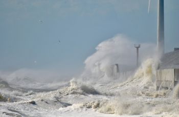 7 Arti Mimpi Tsunami, Bisa Jadi Pertanda Stres Berat
