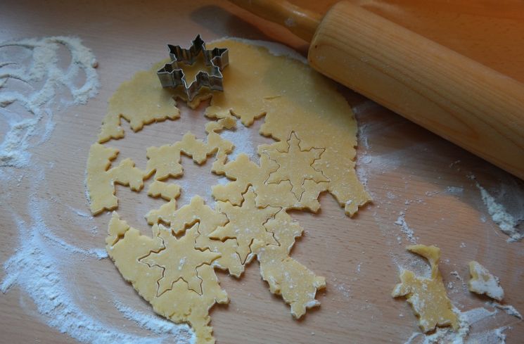 Ilustrasi membuat kue kering (Pixabay/Hans)