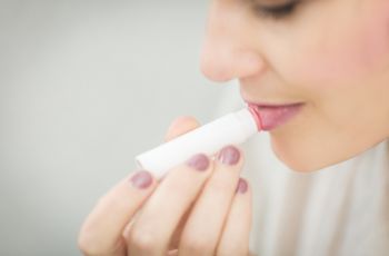 Lip Balm Ampuh Mengatasi Bibir Kering, Ini 3 Rekomendasinya
