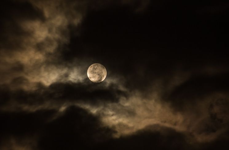 Ilustrasi bulan di malam hari (Pixabay/Pexels)