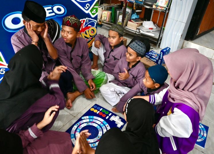 Memahami pentingnya permainan bagi tumbuh kembang anak, segenap karyawan Mondelez Indonesia turun langsung untuk menciptakan keseruan dengan melakukan permainan yang tersedia pada OREO Play Pack bersama anak-anak panti asuhan. #OREOBerbagi. (Foto: Dok. Istimewa)