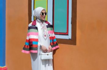 Pamer Hijab Baru, Syahrini Bergaya Simpel tapi Glamor