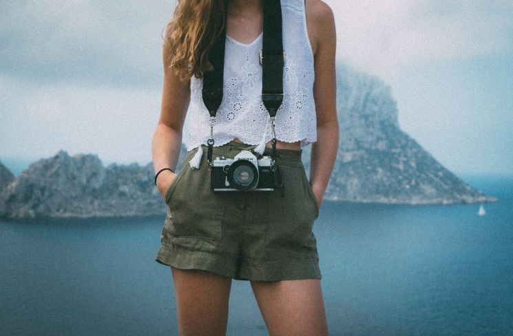 Ilustrasi perempuan traveling mengenakan celana pendek (Pixabay/StockSnap)
