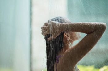 Tak Cukup Pakai Shampo, Ini Manfaat Kondisioner bagi Rambut, Ladies!