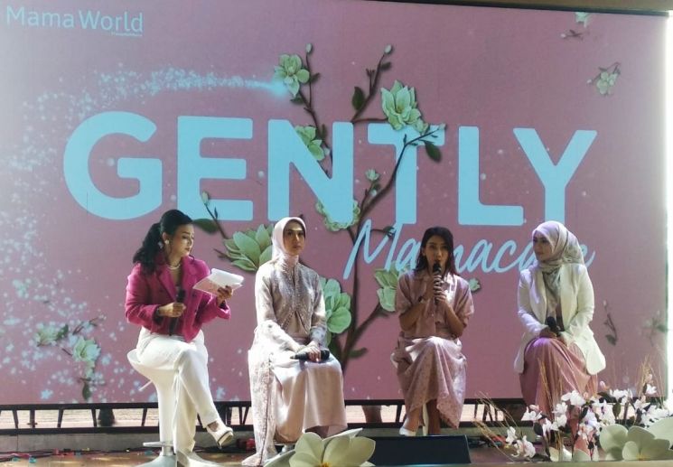Talkshow bertema “Penggunaan Skincare untuk Ibu Hamil” dengan pembicara: Nyoman Anjani, CEO Gently Mamacare; dr. Pipim Bayasari, SpDVE dan dr. Fita Maulina, SpOG di peluncuran Gently  Mamacare Magnolia Maternity Series yang digelar di Jakarta, Minggu (21/4/2024). (Foto: Dewiku.com/Ririn Indriani)