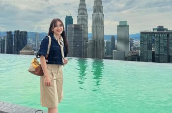 Berkunjung ke Rumah Calon Mertua, Ayu Ting Ting Kalem Bawa Tas Mewah
