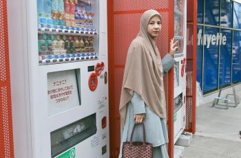 Jalan-Jalan ke Jepang, Gaya Busana Syar'i Natasha Rizky Panen Pujian