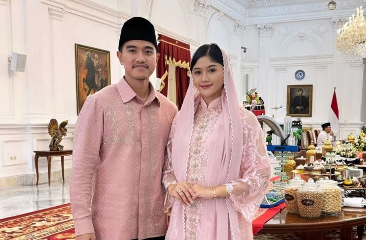 Erina Gudono Umrah Bareng Suami, Tas Branded Rp100 Juta Curi Perhatian