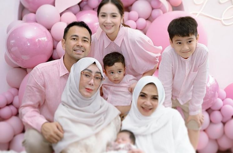 Gaya Nagita Slavina saat Gelar Aqiqah Baby Lily, Gaunnya Cuma Rp700 Ribuan