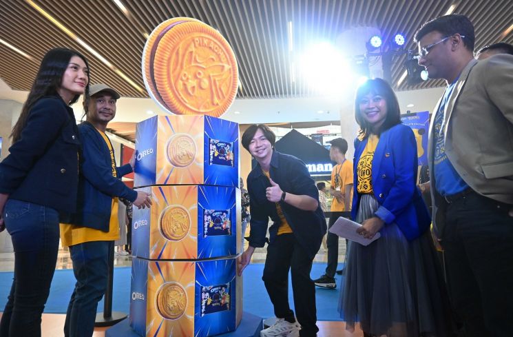 Untuk merayakan hadirnya kolaborasi ini di Indonesia, OREO juga mengadakan berbagai aktivitas menarik yang dapat diikuti oleh setiap orang pada area Grand Atrium Mall Kota Kasablanka, Jakarta pada tanggal 3-5 Mei. Selain Jakarta, OREO juga akan mendatangi berbagai kota lainnya di Indonesia seperti Surabaya dan Medan. Nantinya, pengunjung akan diajak untuk berpetualang melalui berbagai permainan seru seperti tower roulette, flip & find Pokemon, Oreo Stacking Game, dan lainnya untuk bisa membawa pulang berbagai hadiah menarik. (Foto: Istimewa)