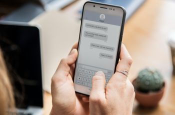 Bisa Bikin Hubungan Jadi Membosankan, Apa Itu Dry Text?