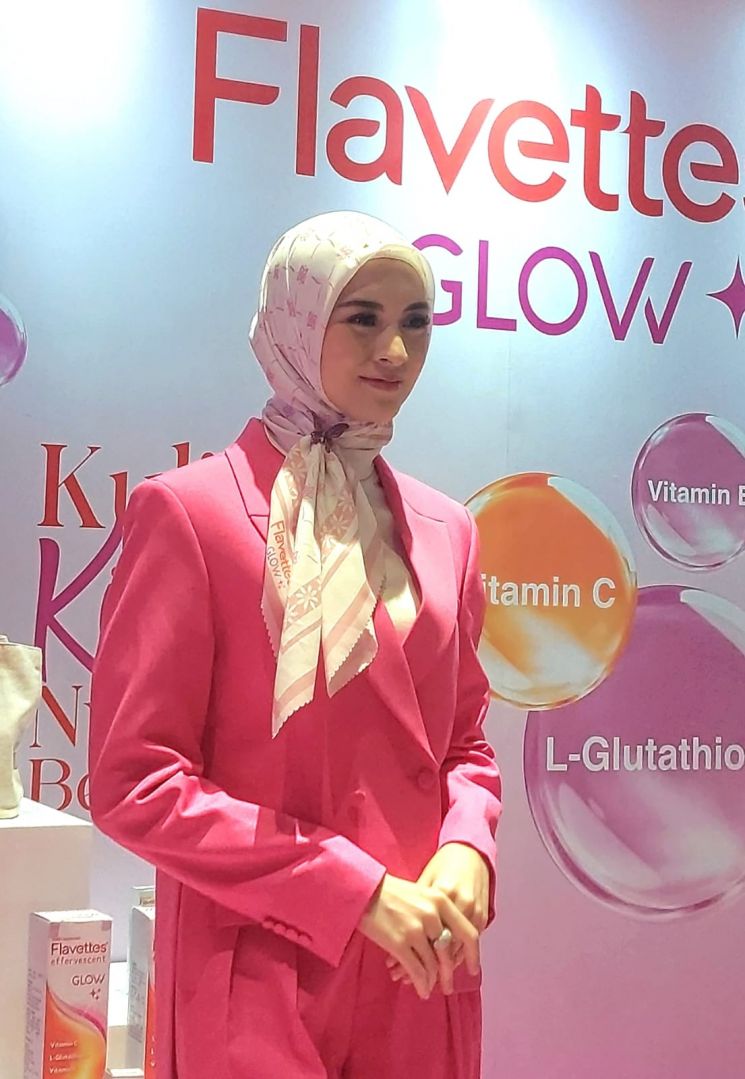 Donita dalam acara peluncuran Flavettes Glow di Jakarta kemarin (30/5). (Dewiku/Zefanya Aurell Nathalie)